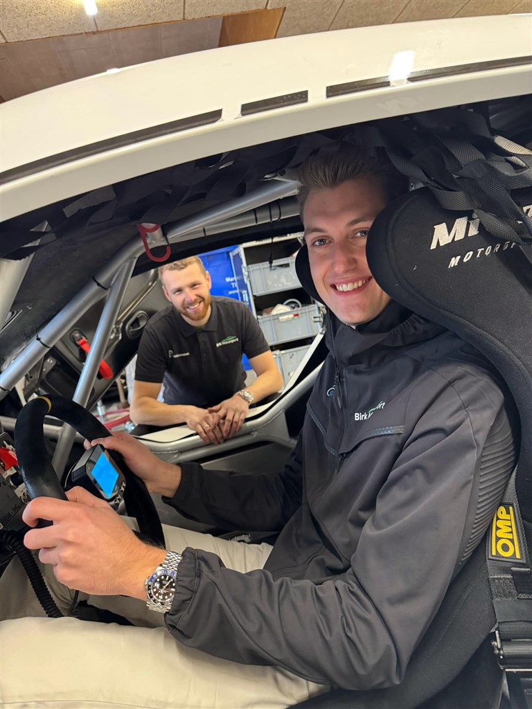 Nicolai Sylvest (i bilen) og Mads Birk (bag ved) er glade for deres nye samarbejde, der giver Super GT-debut for Nicolai Sylvest.
(Foto: Birk Motorsport)